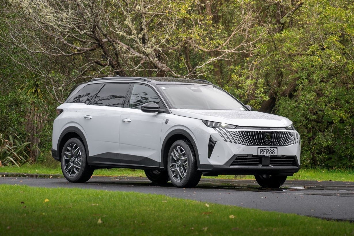 2025 Peugeot 5008 GT Hybrid Review